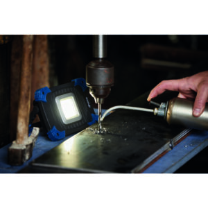 Photo d&rsquo;ambiance – Projecteur LED – Erti – Dhome – 10 W – 1100 lumens – 5000 K – IP54 – Rechargeable (alt)