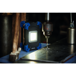Photo d&rsquo;ambiance – Projecteur LED – Erti – Dhome – 10 W – 1100 lumens – 5000 K – IP54 – Rechargeable (alt)