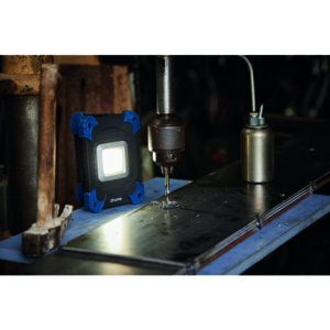 Photo d&rsquo;ambiance – Projecteur LED – Erti – Dhome – 10 W – 1100 lumens – 5000 K – IP54 – Rechargeable (alt)