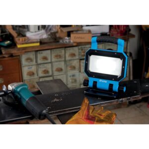 Photo d&rsquo;ambiance – Projecteur LED – Erös – Dhome- 30 W – 3000 lumens – 5000 K – IP54 – Rechargeable (alt)