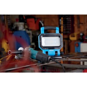 Photo d&rsquo;ambiance – Projecteur LED – Erös – Dhome- 30 W – 3000 lumens – 5000 K – IP54 – Rechargeable (alt)